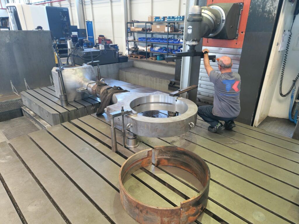 Tool adjustment during circularity restoration of the big end bore