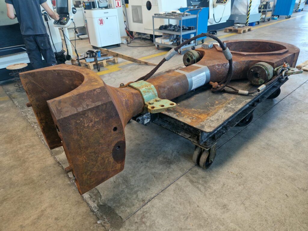 Main engine connecting rod Mitsubishi UEC68LSE as arrived to our workshop for circularity restoration